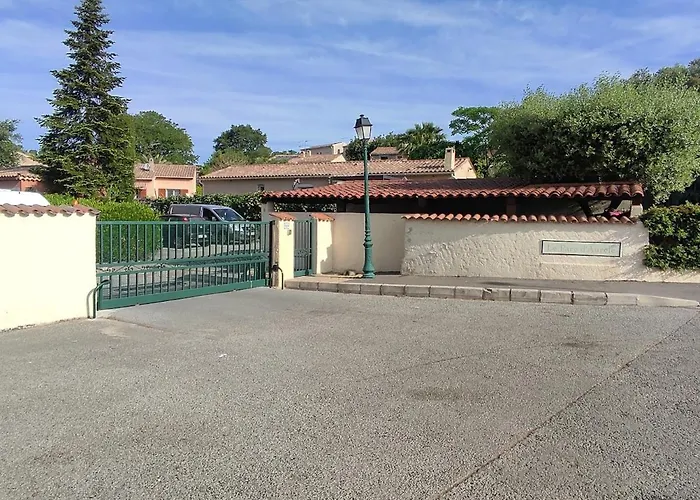 Lumineux Avec Piscine Climatisation Fréjus